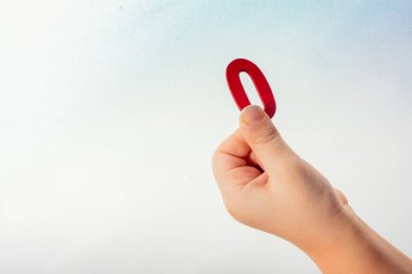 Bir çocuğun elinde tahtadan yapılmış 77 numara.