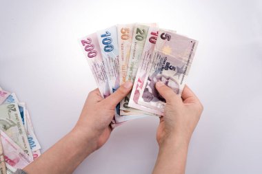 Turksh Lirası banknotlar beyaz arka plan üzerinde tutan el