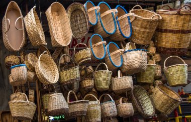 Boş sepetler bir pazar yerinde satılıktır.