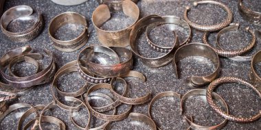 Metal görünümü öğesinde yapılan bilezik