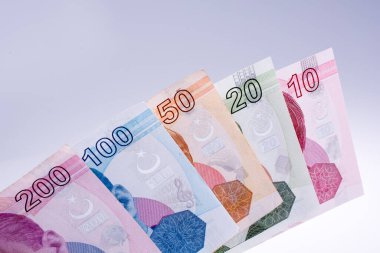 Turksh Lirası banknotlar çeşitli renk, desen ve beyaz arka plan üzerinde değer