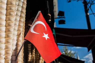 Manzarada Türk bayrağının yanında boş waffle dondurma külahları