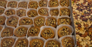 Türkiye 'nin geleneksel Kadayif tatlısı fındık tozuyla servis edilir.