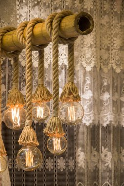 Dekoratif antika edison tarzı iplik ampulleri asılıydı.