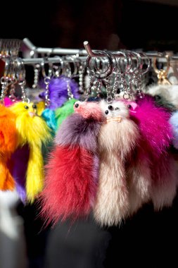 Çarşıdaki renkli ponponların seti.