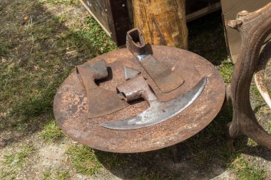 Manzarada 3 paslı çelik balta kafası var.