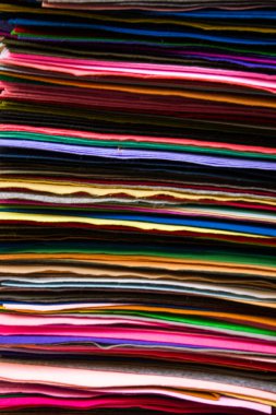 Ekranda üst üste dizilmiş renkli paspaslar