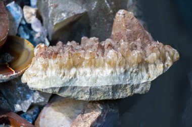 Çiğ menekşe ametist kaya kristal ametist ezoterik