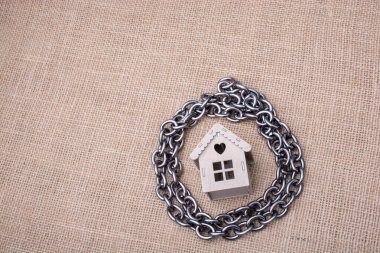 Keten bir tuval üzerine bir model evin etrafında metal sandalye