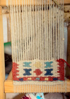 Dokuma tezgahında yapılmış geleneksel halılar