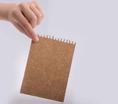 Kağıdın kahverengi renk beyaz bir arka plan üzerinde tutan el