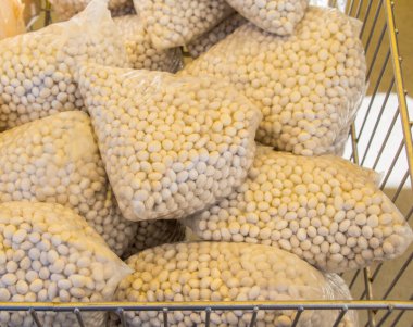 Plastik ambalajlı beyaz fasulyeler