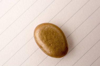 Bir arka plan ile küçük altın renk taşa