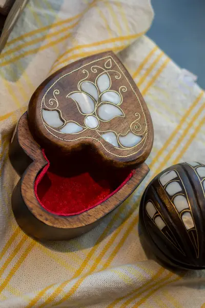 Osmanlı kalbi şeklinde hazine sandığı ve incinin annesi.