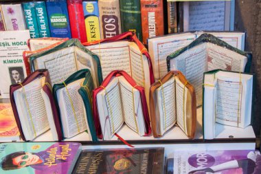 İslam kutsal kitabı Kur'an market raf