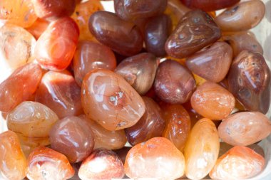 Belli bir tipte doğal mineral değerli taşlar.