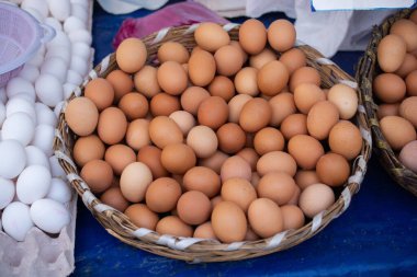 Saman sepetindeki organik taze çiftlik yumurtaları.