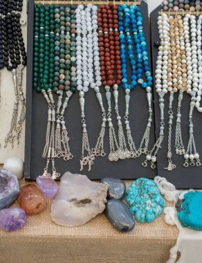 Çeşitli renk ve yarı değerli taşlar, dua eden boncuk ayarla