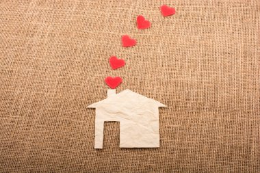 Kağıt evin bacasından çıkan kalp şeklinde.