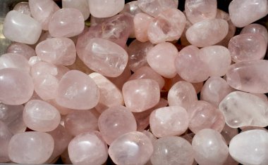 Mineral kaya numunesi olarak Rose Quartz 'ın değerli taşı yuvarlandı