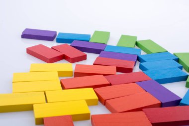 Beyaz bir arka plan üzerinde renkli Domino taşları