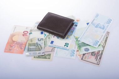 Beyaz arka planda el ele tutuşan Amerikan doları banknotları