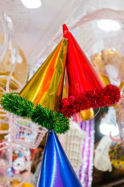 Çeşitli renkte parti şapkaları.