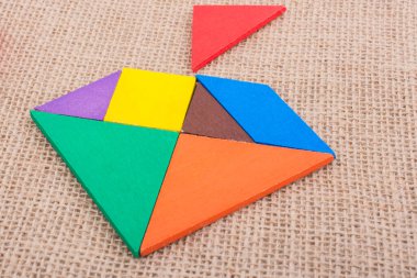 Kare tangram bulmacasının renkli parçaları