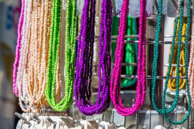 Bir pazarda çeşitli renkte renkli boncuklar