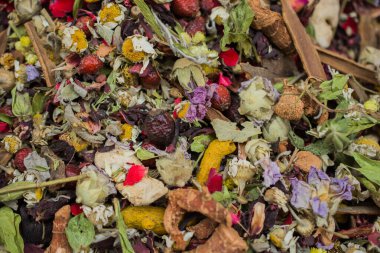 Piyasada satılan bitkisel çay olarak çeşitli kuru bitkiler