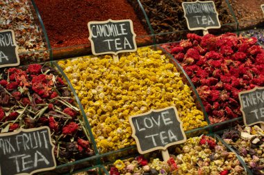 Çayın, şifalı otların, bitkilerin ve kurumuş çiçeklerin olduğu pazar.