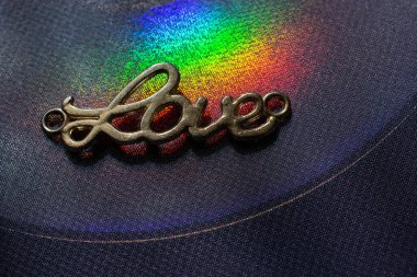 Metal harflerle aşk kavramı.