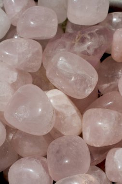 Mineral kaya numunesi olarak Rose Quartz 'ın değerli taşı yuvarlandı