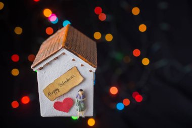 Sevgililer Günü 'nde yırtık kağıda aşk kavramı yazılıyor.