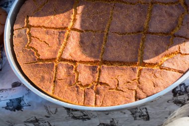 Mısır unundan yapılmış bir somun mısır ekmeği.