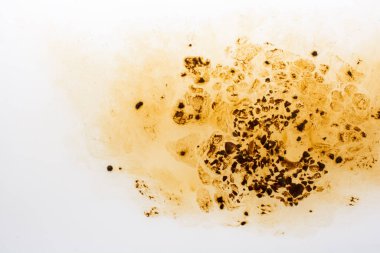 Kahve sıcak suda yavaşça erir.