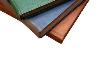 Okumak için kitap seçimi. Beyaz arkaplanda izole kitap yığını