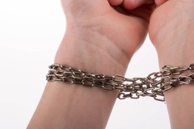 Beyaz arka planda zincirlenmiş eller