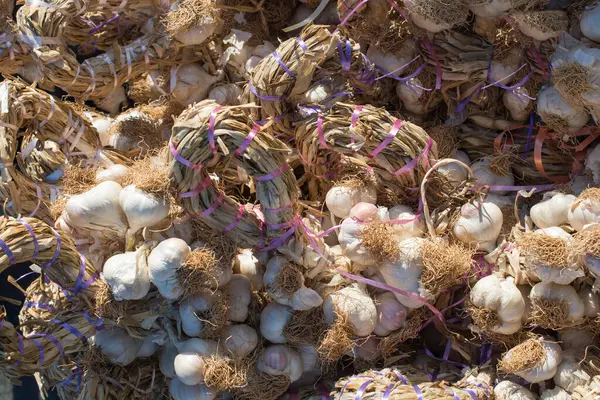 Pazar yerinde bir demet sarımsak soğanı.