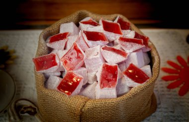 Geleneksel Türk Lokum şekeri ile kaplanmış yumuşak şekerler