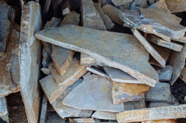 Kırık kaya ya da taş parçaları görünüyor