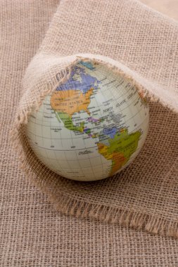 Model küre keten bir tuvalin altına yerleştirilmiş.