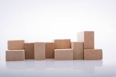 Tahta Domino Blokları beyaz arkaplanda bir çizgi oluşturur