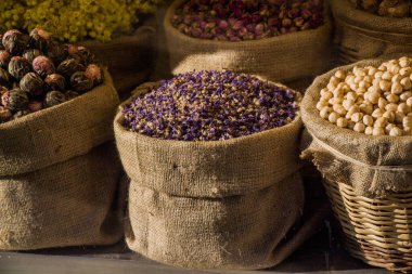 Marketteki çuvallarda kurutulmuş bitkiler.