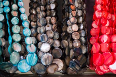 Çeşitli renkte renkli boncuklar.