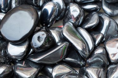 Belli bir tipte doğal mineral değerli taşlar.