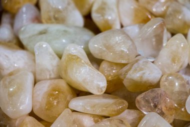 Belli bir tipte doğal mineral değerli taşlar.