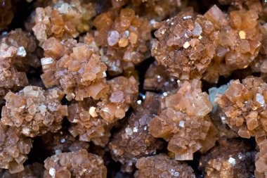Koleksiyonu doğal kaya aragonit mineral taş taş bir küme olarak çekim