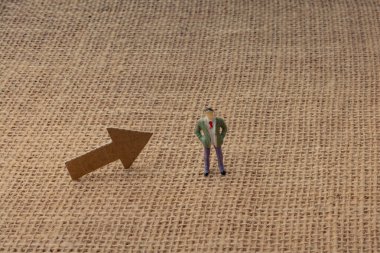 Ok ve bir adam heykelcik ve kırmızı oyuncak araba bir tuval arka plan