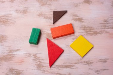 Yaratıcı ve mantıklı düşünme kavramı. Farklı renkli ahşap bloklar. Farklı renkte geometrik şekiller.